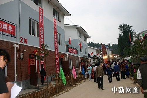 汶川地震异地安置民众迁新居喜迎国庆(组图)