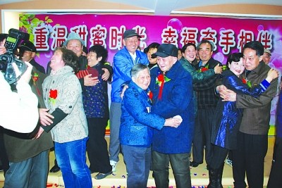 夫妻携手走过60年迎来钻石婚 当众深情拥吻(图)