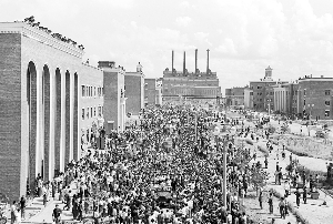 1956年7月，第一批国产解放牌载重汽车开出长春第一汽车制造厂报喜的时候，全厂职工夹道欢呼。 新华社发（资料照片）