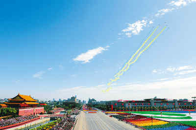 2009年10月1日，首都各界庆祝中华人民共和国成立60周年大会在北京举行。这是教练机梯队飞过天安门广场上空。　新华社发（资料照片）