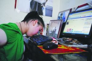 因为四肢都不能动，王千金只能用嘴唇打字，她在用嘴唇书写传奇 快报记者 刘劲松 摄 