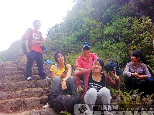 女大学生在天等参加志愿活动摔伤身亡 数百人送行