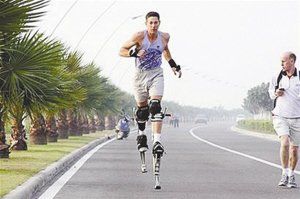 男子350次改写吉尼斯记录 坐橡皮球爬长城(图)