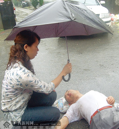 广西“最美撑伞女”给扬州市民带去了温暖和感动