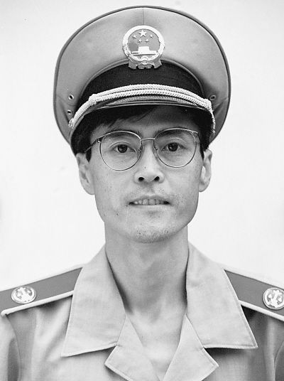 谭彦生前系大连开发区人民法院副院长，是中共十五大代表，被授予全国优秀共产党员、全国法院模范、十大中国杰出青年卫士等荣誉称号。