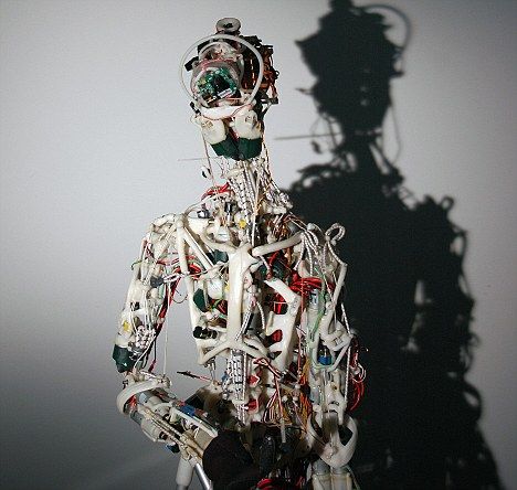 世界第一：机器人Ecci是世界上首个拥有肌肉骨骼系统，可以自我错误修正的大脑，以及人类视觉的机器人