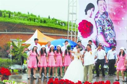 新人在墓地里办婚礼新郎称绝对不是炒作（图）
