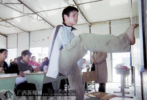 无臂青年双脚替代双手写字砍柴跳舞 舞动多彩人生