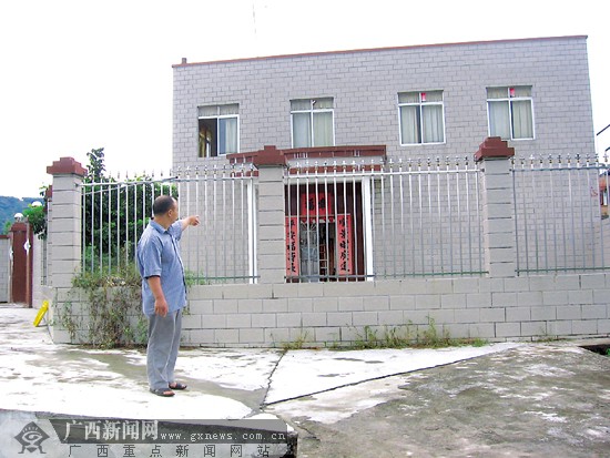男子为独占一栋楼 让去世8年的父亲"复活"签协议