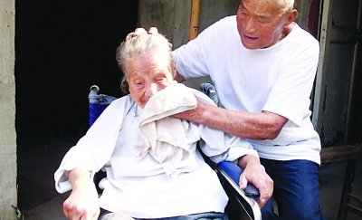 长寿夫妻相濡以沫79年 年龄加起来有199岁(图)