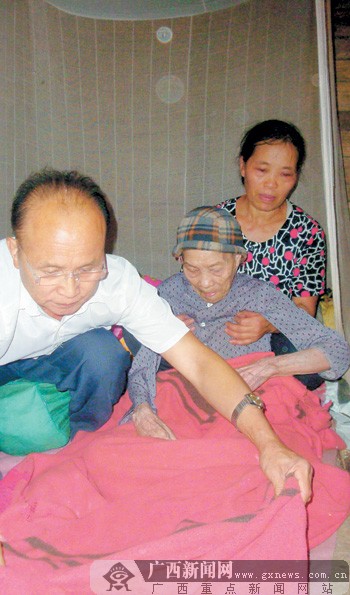 都安一赤脚医生捡回一个"妈" 与妻子精心照料14年