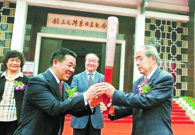 图为捐赠仪式现场。本报记者