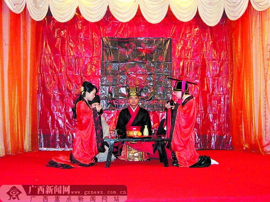 南宁一对新人"穿"至汉代行婚礼 "越"回现代入洞房