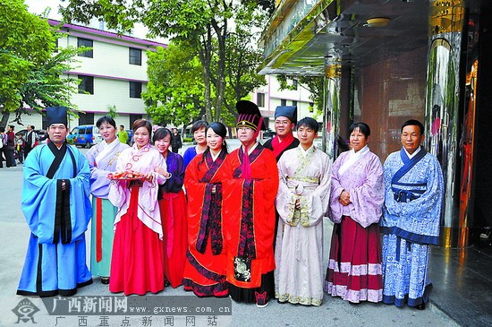南宁一对新人"穿"至汉代行婚礼 "越"回现代入洞房
