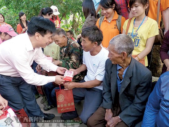 爱心大汇聚 三地共60多名义工关爱麻风康复村老人
